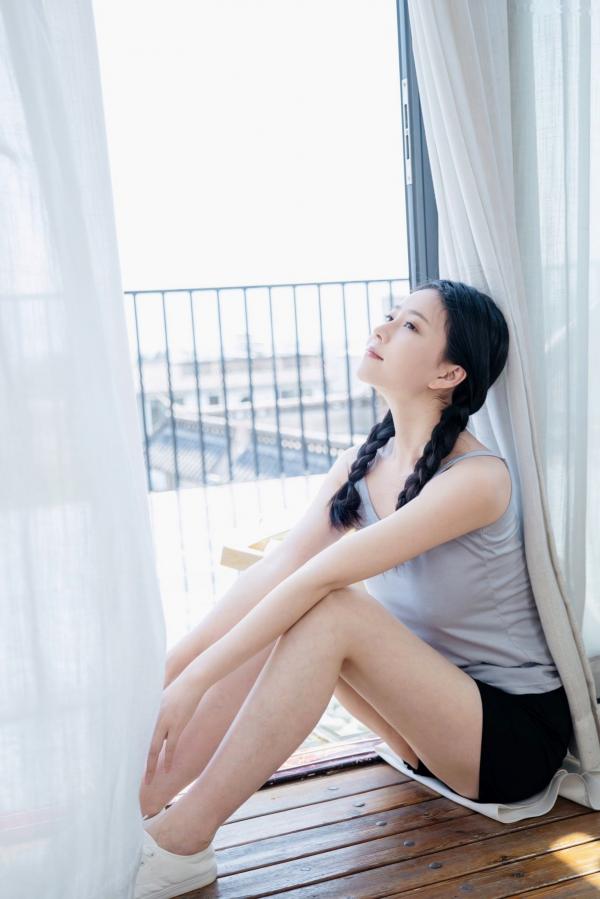 年年Nnian 年年  年年Nnian-春风：清纯麻花辫私房室内写真，展现娇俏诱惑与自然美感第5张图片
