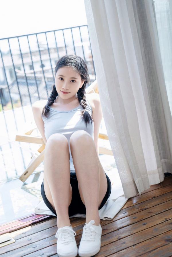 年年Nnian 年年  年年Nnian-春风：清纯麻花辫私房室内写真，展现娇俏诱惑与自然美感第7张图片