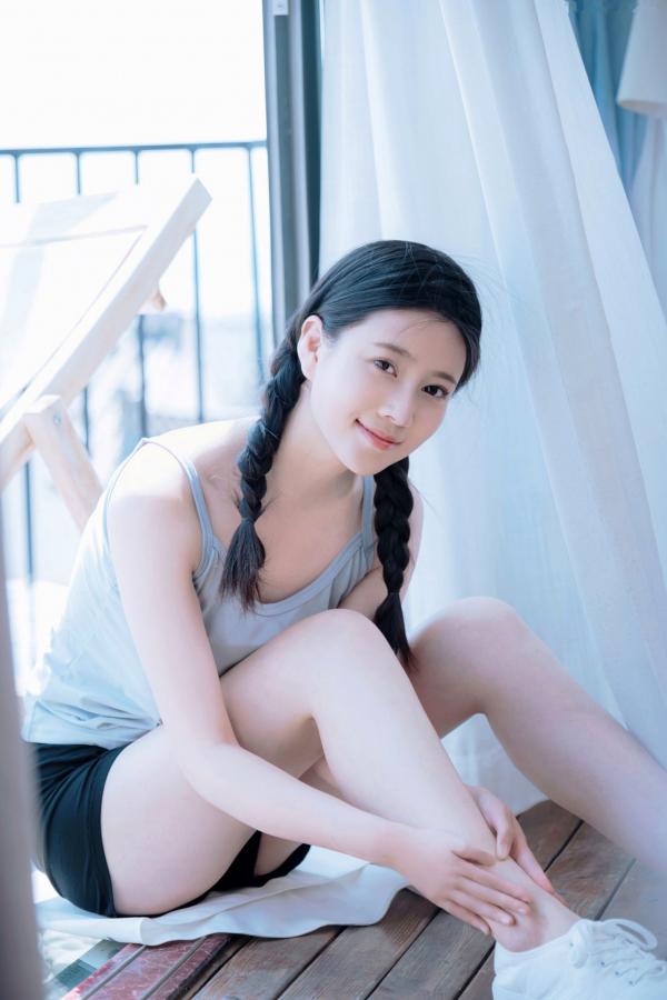 年年Nnian 年年  年年Nnian-春风：清纯麻花辫私房室内写真，展现娇俏诱惑与自然美感第8张图片