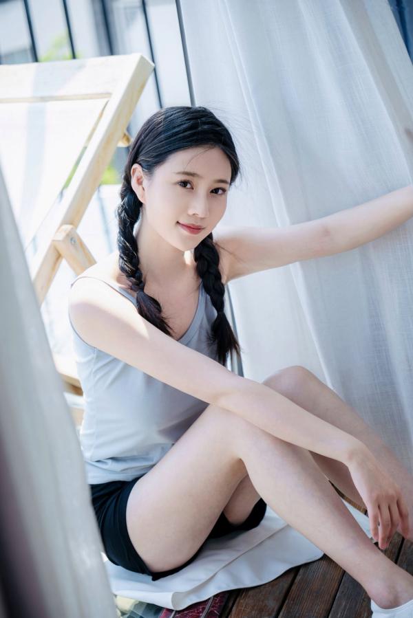 年年Nnian 年年  年年Nnian-春风：清纯麻花辫私房室内写真，展现娇俏诱惑与自然美感第9张图片