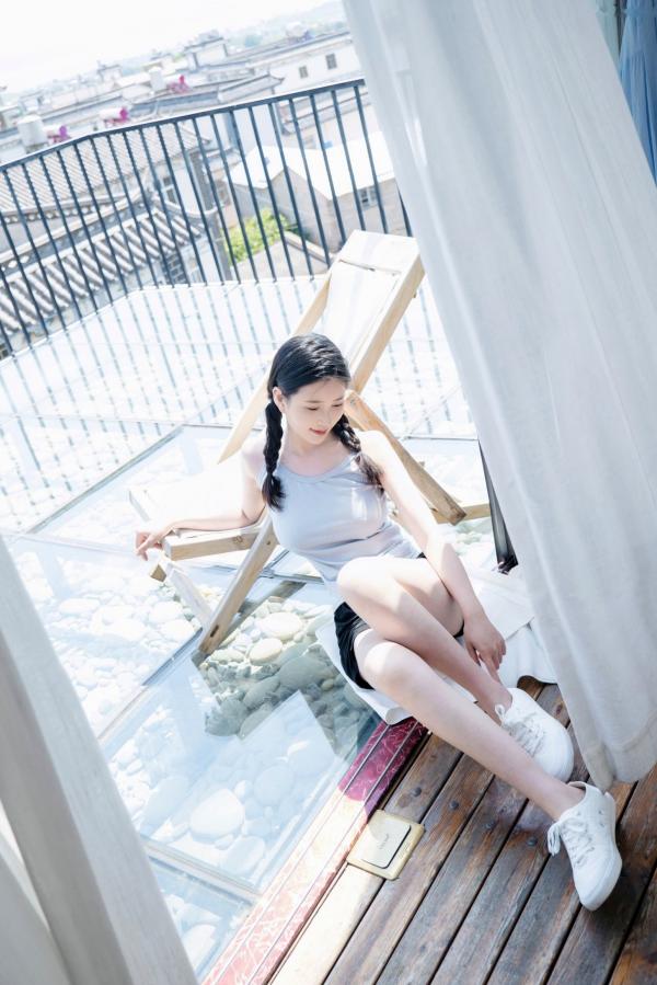 年年Nnian 年年  年年Nnian-春风：清纯麻花辫私房室内写真，展现娇俏诱惑与自然美感第10张图片