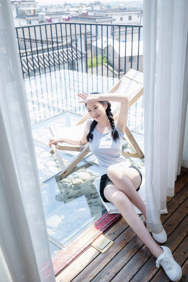 年年Nnian 年年  年年Nnian-春风：清纯麻花辫私房室内写真，展现娇俏诱惑与自然美感第12张图片