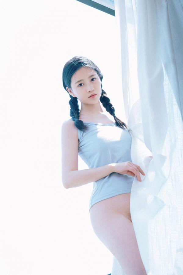 年年Nnian 年年  年年Nnian-春风：清纯麻花辫私房室内写真，展现娇俏诱惑与自然美感第47张图片