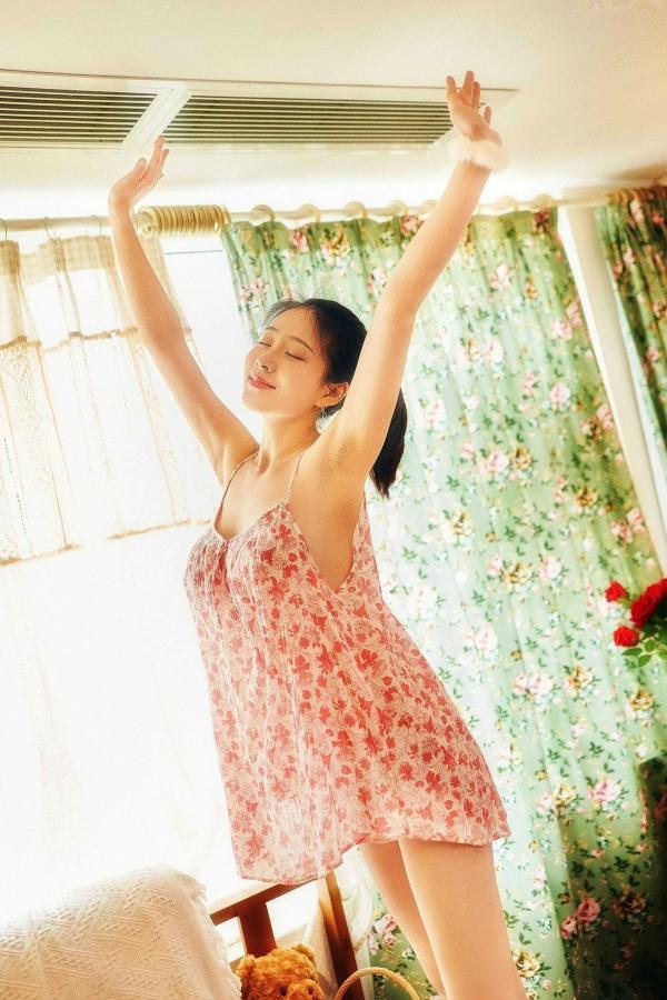 年年Nnian 年年  《年年Nnian-暖暖》居家私房美图，碎花裙温柔穿搭，尽显极致迷人性感曲线第4张图片