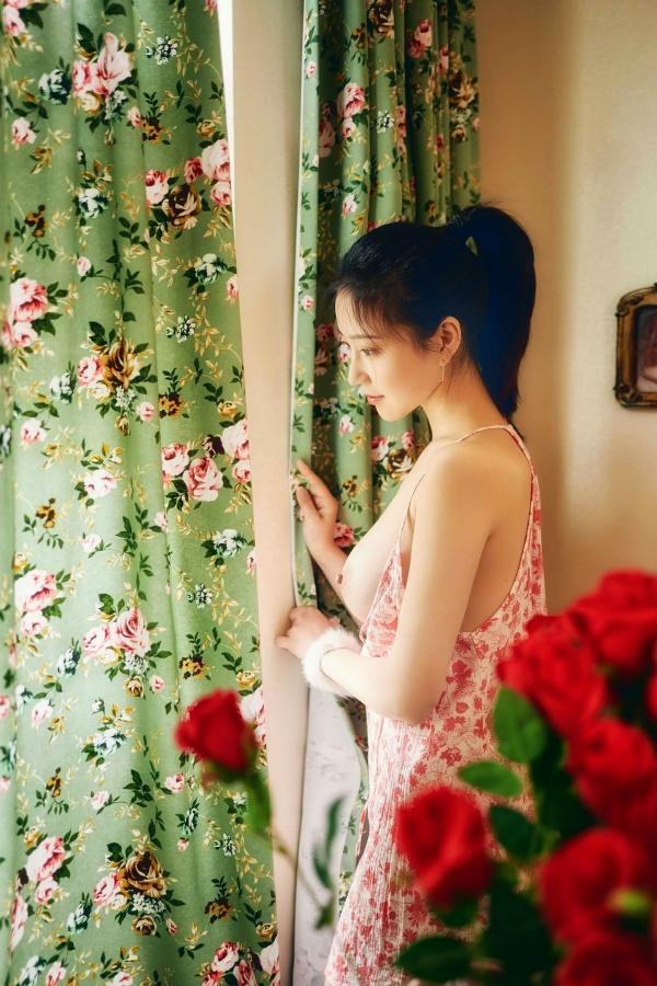 年年Nnian 年年  《年年Nnian-暖暖》居家私房美图，碎花裙温柔穿搭，尽显极致迷人性感曲线第10张图片