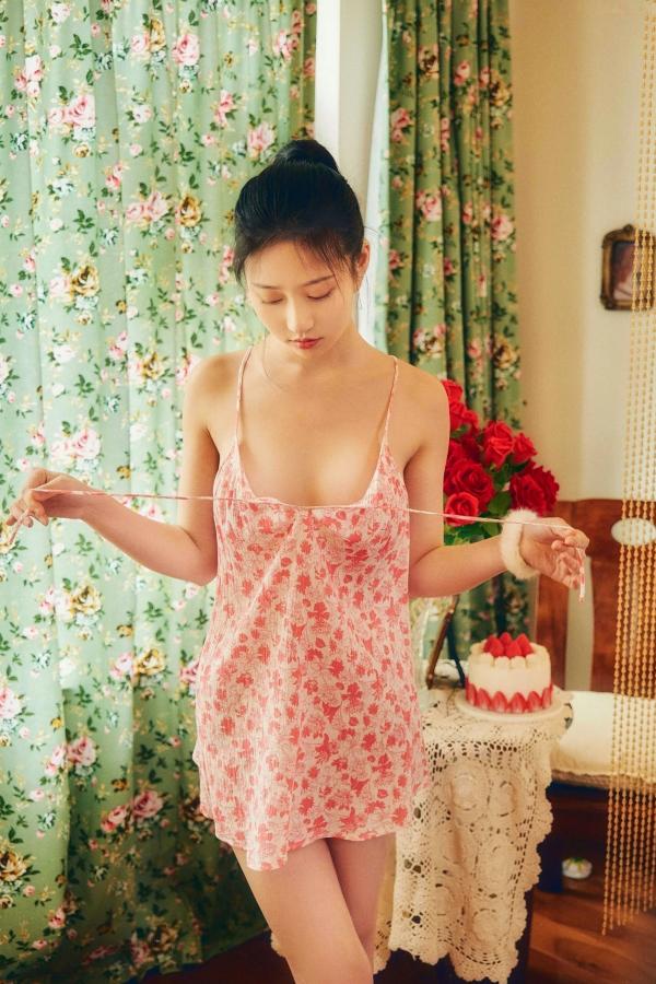 年年Nnian 年年  《年年Nnian-暖暖》居家私房美图，碎花裙温柔穿搭，尽显极致迷人性感曲线第11张图片