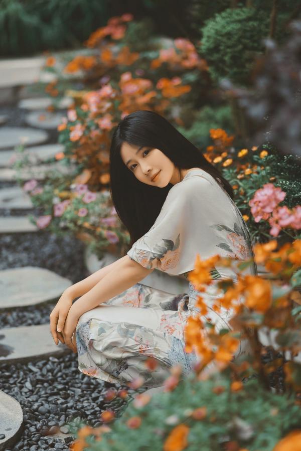 年年Nnian 年年  《年年-七月》清新气质女神唯美花裙写真，古风庭院与雅致室内静谧动人第1张图片