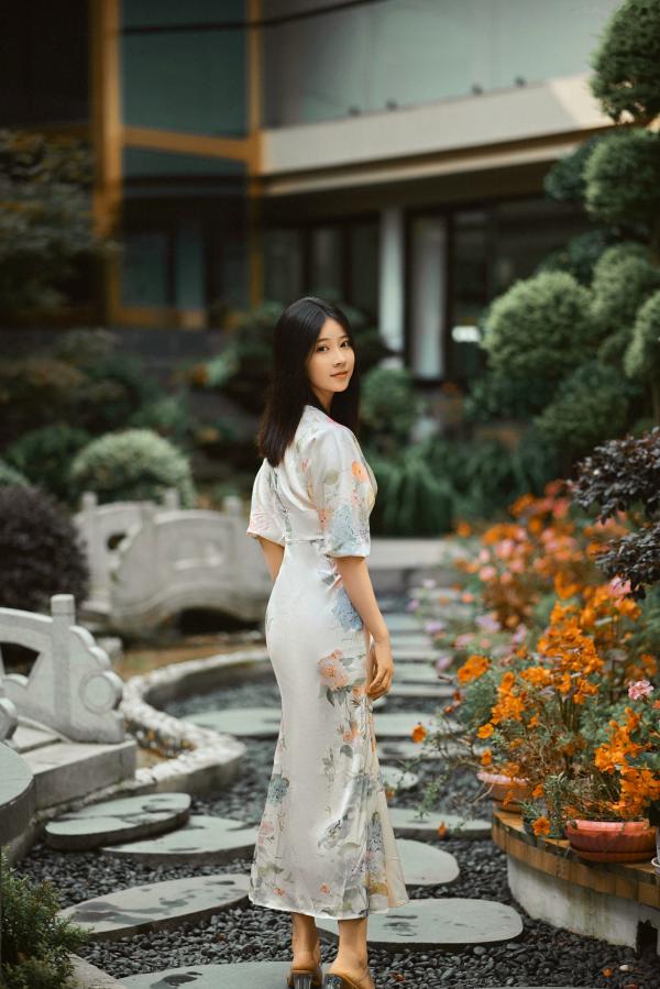 年年Nnian 年年  《年年-七月》清新气质女神唯美花裙写真，古风庭院与雅致室内静谧动人第2张图片