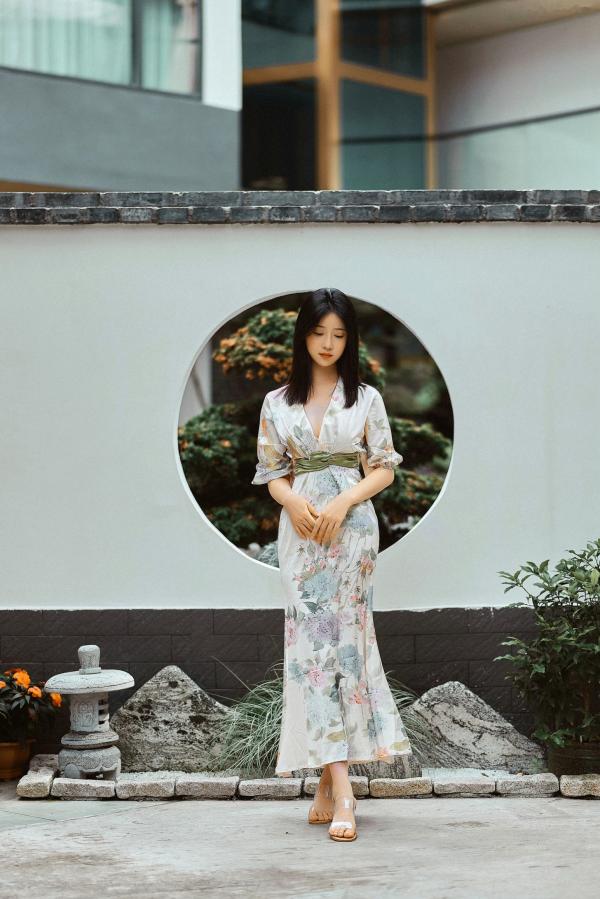 年年Nnian 年年  《年年-七月》清新气质女神唯美花裙写真，古风庭院与雅致室内静谧动人第3张图片