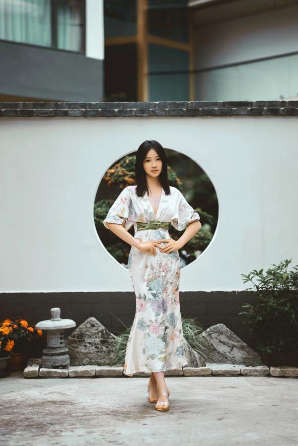 年年Nnian 年年  《年年-七月》清新气质女神唯美花裙写真，古风庭院与雅致室内静谧动人第4张图片