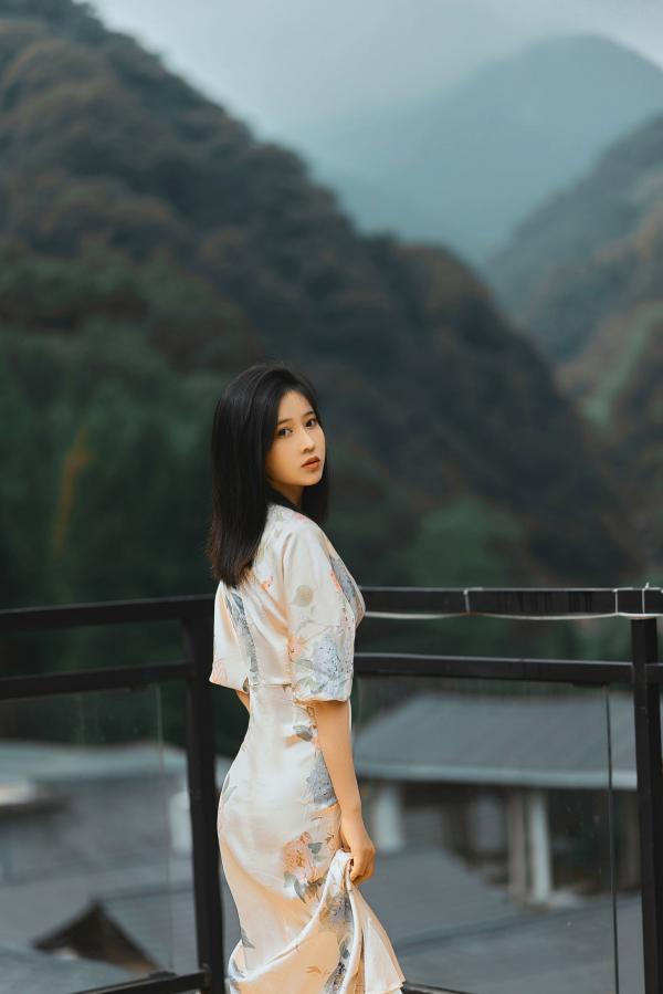 年年Nnian 年年  《年年-七月》清新气质女神唯美花裙写真，古风庭院与雅致室内静谧动人第5张图片