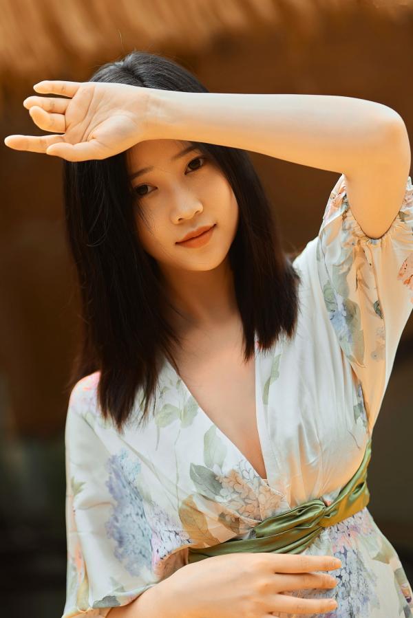年年Nnian 年年  《年年-七月》清新气质女神唯美花裙写真，古风庭院与雅致室内静谧动人第7张图片