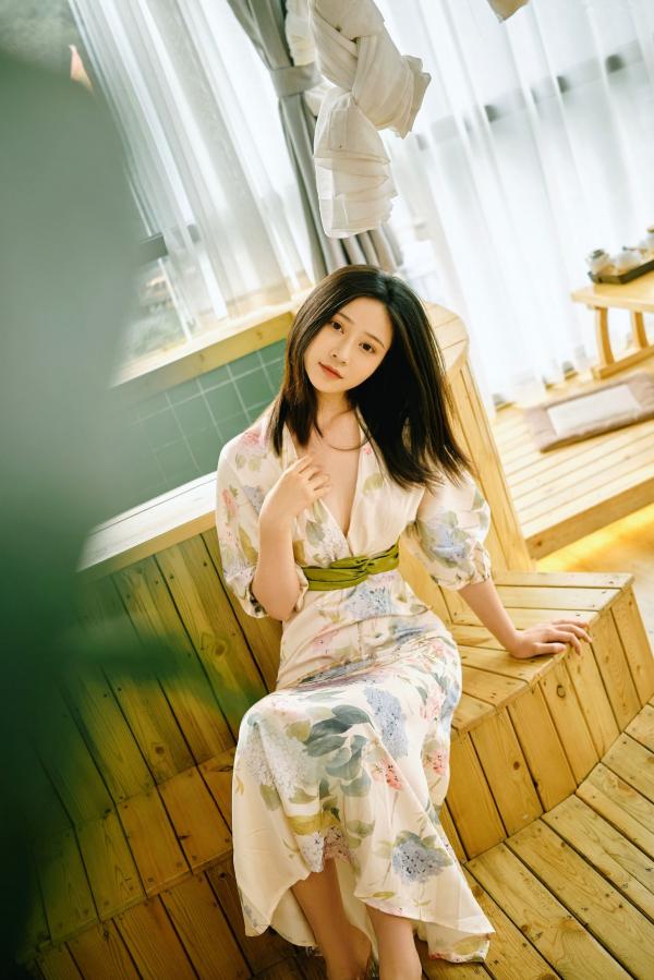 年年Nnian 年年  《年年-七月》清新气质女神唯美花裙写真，古风庭院与雅致室内静谧动人第11张图片