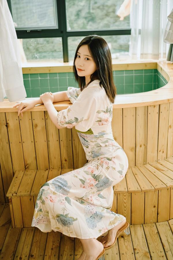 年年Nnian 年年  《年年-七月》清新气质女神唯美花裙写真，古风庭院与雅致室内静谧动人第12张图片