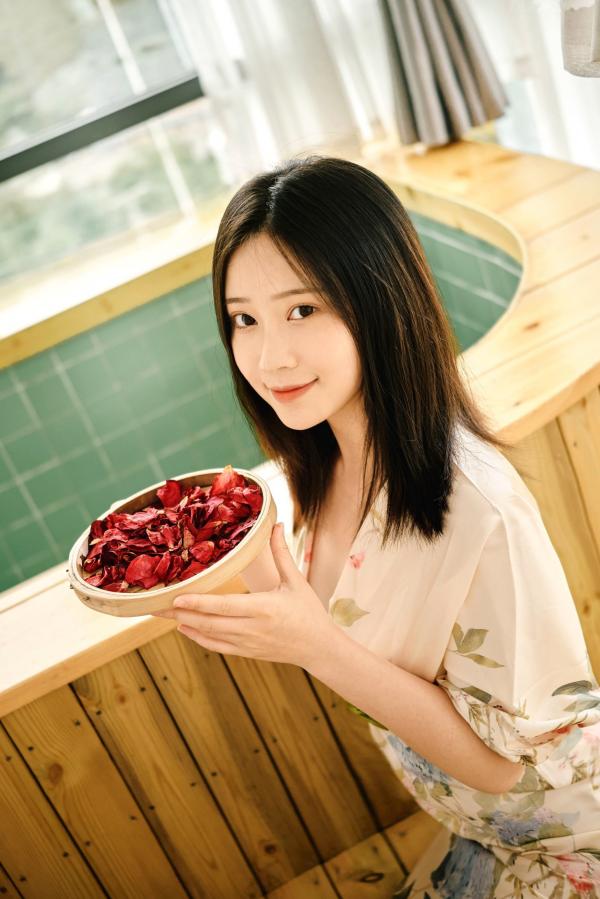 年年Nnian 年年  《年年-七月》清新气质女神唯美花裙写真，古风庭院与雅致室内静谧动人第13张图片