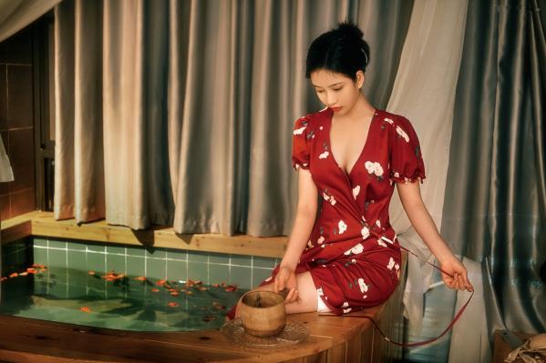 年年Nnian 年年  年年-沐秋：花瓣浴池里的极致诱惑，私房写真尽显白嫩美肌与优雅气质第2张图片
