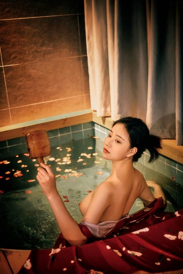 年年Nnian 年年  年年-沐秋：花瓣浴池里的极致诱惑，私房写真尽显白嫩美肌与优雅气质第18张图片