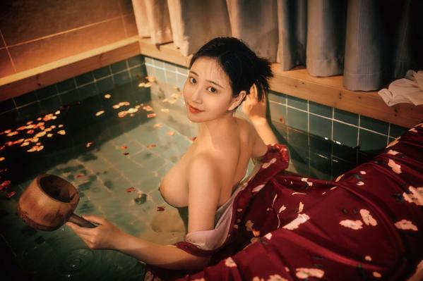 年年Nnian 年年  年年-沐秋：花瓣浴池里的极致诱惑，私房写真尽显白嫩美肌与优雅气质第19张图片