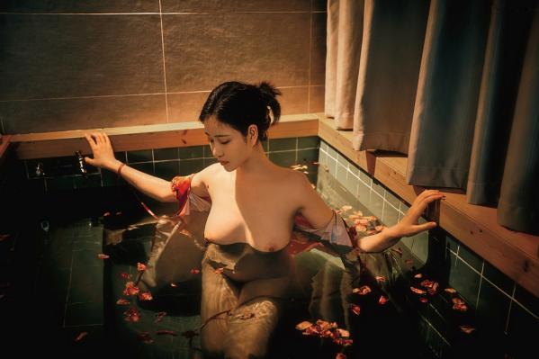 年年Nnian 年年  年年-沐秋：花瓣浴池里的极致诱惑，私房写真尽显白嫩美肌与优雅气质第23张图片