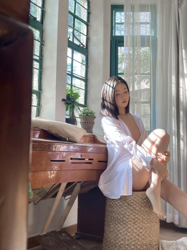 年年Nnian 年年  年年-光与年：唯美私房照，阳光感诱惑居家性感女神写真第1张图片