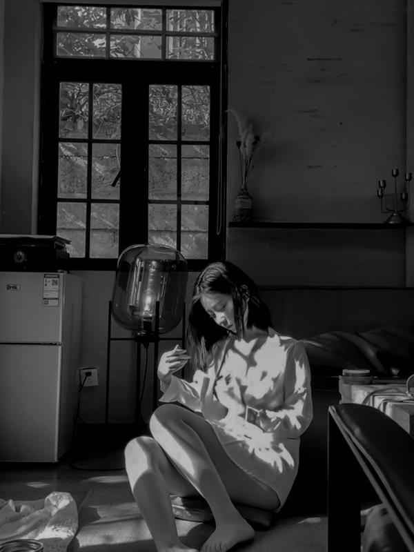 年年Nnian 年年  年年-光与年：唯美私房照，阳光感诱惑居家性感女神写真第11张图片