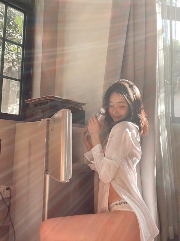 年年Nnian 年年  年年-光与年：唯美私房照，阳光感诱惑居家性感女神写真第13张图片