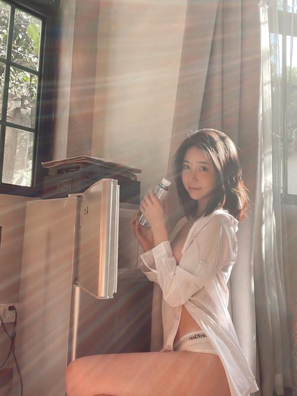 年年Nnian 年年  年年-光与年：唯美私房照，阳光感诱惑居家性感女神写真第14张图片