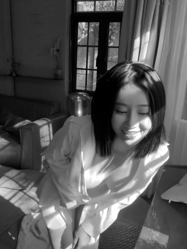 年年Nnian 年年  年年-光与年：唯美私房照，阳光感诱惑居家性感女神写真第15张图片