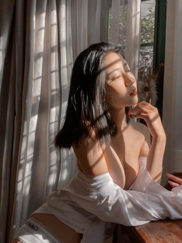 年年Nnian 年年  年年-光与年：唯美私房照，阳光感诱惑居家性感女神写真第21张图片