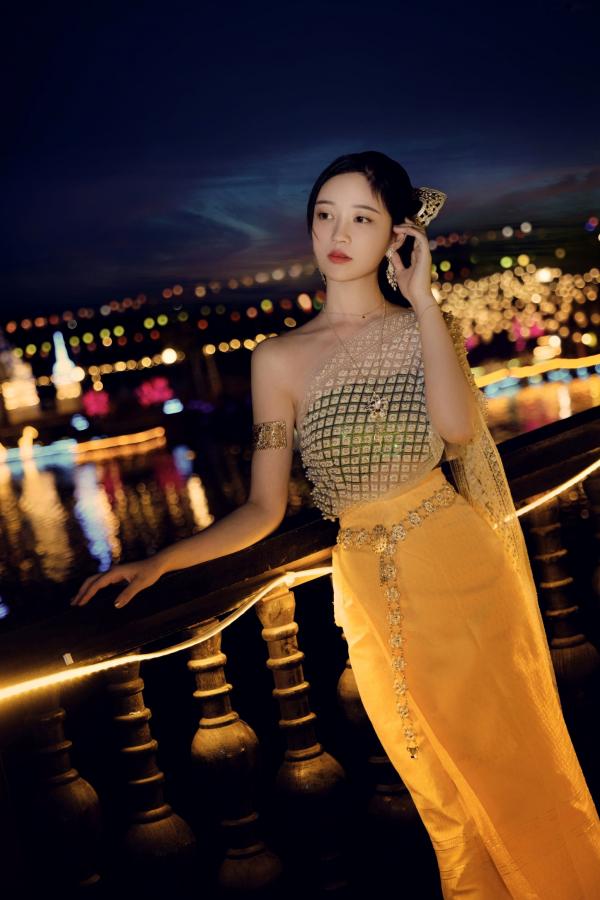 年年Nnian 年年  年年-玉兔公主：东南亚风情传统服饰夜景大片，唯美古风意境，优雅清纯女神第1张图片