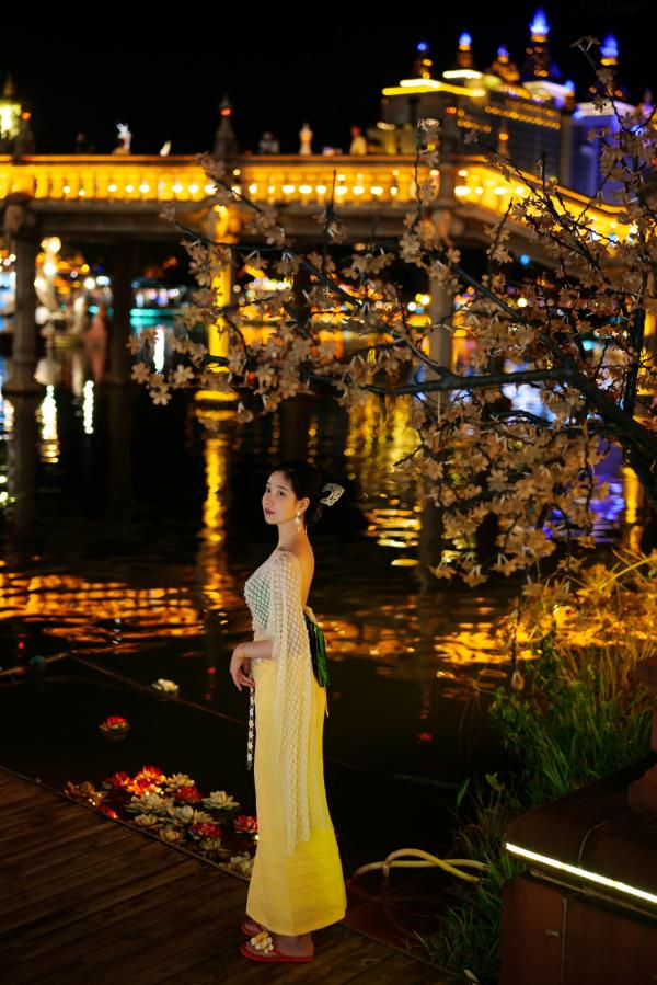 年年Nnian 年年  年年-玉兔公主：东南亚风情传统服饰夜景大片，唯美古风意境，优雅清纯女神第16张图片