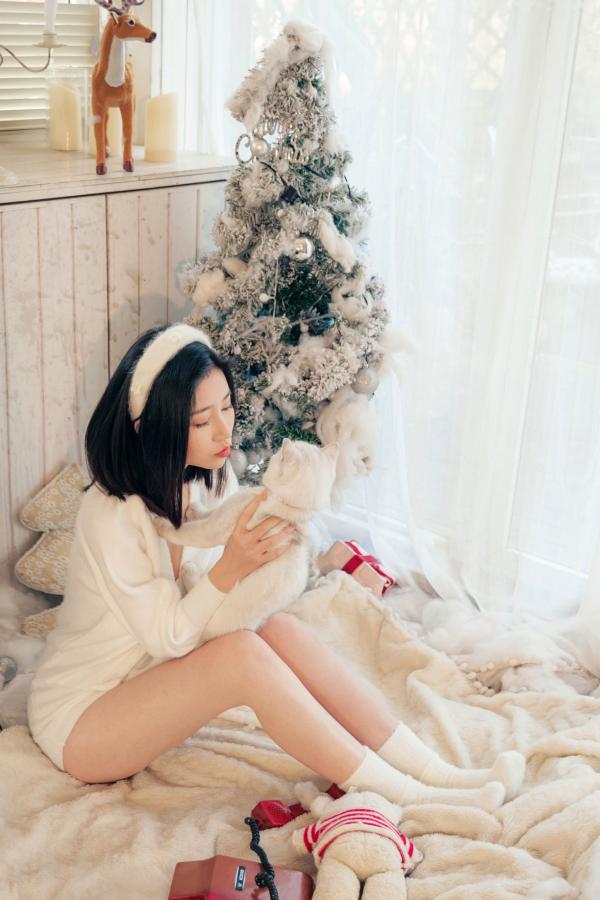 年年Nnian 年年  年年-年年有余：圣诞主题唯美私房摄影，白嫩女神性感诱惑，演绎纯欲圣诞氛围第1张图片
