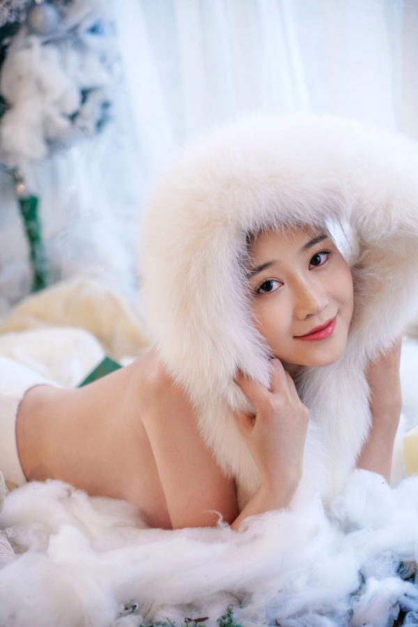 年年Nnian 年年  年年-年年有余：圣诞主题唯美私房摄影，白嫩女神性感诱惑，演绎纯欲圣诞氛围第23张图片