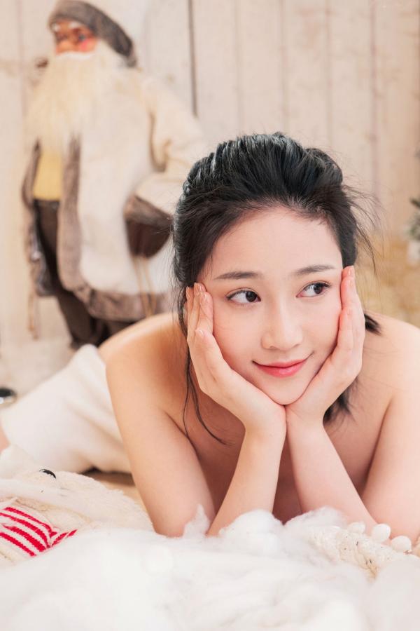年年Nnian 年年  年年-年年有余：圣诞主题唯美私房摄影，白嫩女神性感诱惑，演绎纯欲圣诞氛围第37张图片