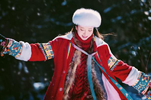 年年Nnian 年年  年年Nnian-吉祥雪兆丰年，户外雪地私房大片，红色民族风冬装尽显冷艳诱惑，纯欲气质与冰雪美景的绝妙碰撞第3张图片