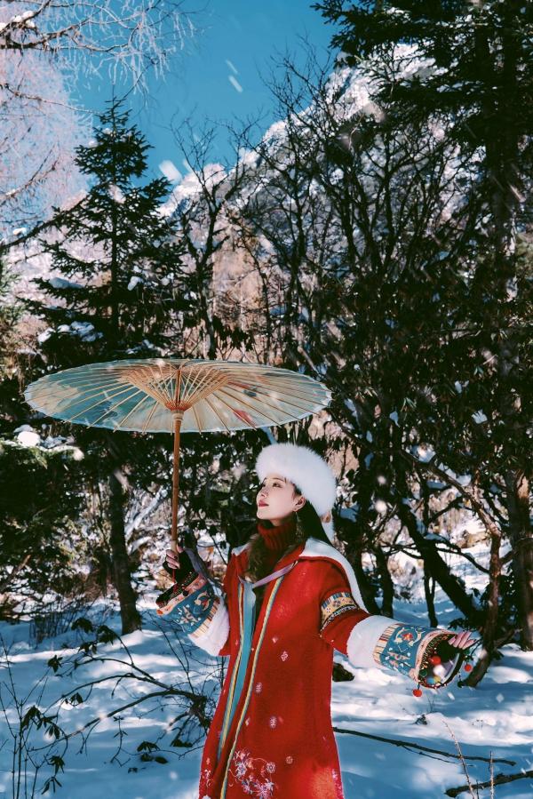 年年Nnian 年年  年年Nnian-吉祥雪兆丰年，户外雪地私房大片，红色民族风冬装尽显冷艳诱惑，纯欲气质与冰雪美景的绝妙碰撞第5张图片