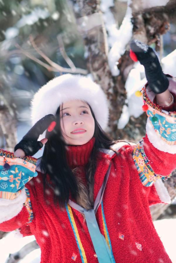 年年Nnian 年年  年年Nnian-吉祥雪兆丰年，户外雪地私房大片，红色民族风冬装尽显冷艳诱惑，纯欲气质与冰雪美景的绝妙碰撞第7张图片