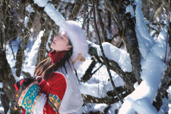 年年Nnian 年年  年年Nnian-吉祥雪兆丰年，户外雪地私房大片，红色民族风冬装尽显冷艳诱惑，纯欲气质与冰雪美景的绝妙碰撞第8张图片