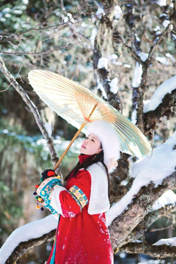 年年Nnian 年年  年年Nnian-吉祥雪兆丰年，户外雪地私房大片，红色民族风冬装尽显冷艳诱惑，纯欲气质与冰雪美景的绝妙碰撞第9张图片