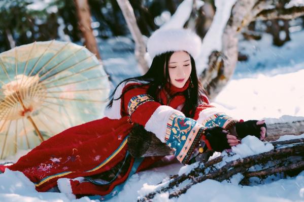 年年Nnian 年年  年年Nnian-吉祥雪兆丰年，户外雪地私房大片，红色民族风冬装尽显冷艳诱惑，纯欲气质与冰雪美景的绝妙碰撞第11张图片
