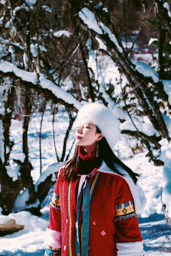 年年Nnian 年年  年年Nnian-吉祥雪兆丰年，户外雪地私房大片，红色民族风冬装尽显冷艳诱惑，纯欲气质与冰雪美景的绝妙碰撞第12张图片