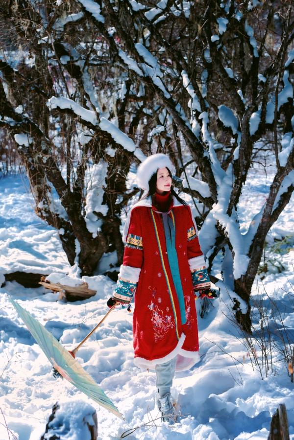 年年Nnian 年年  年年Nnian-吉祥雪兆丰年，户外雪地私房大片，红色民族风冬装尽显冷艳诱惑，纯欲气质与冰雪美景的绝妙碰撞第13张图片