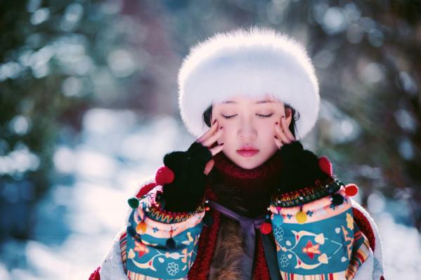 年年Nnian 年年  年年Nnian-吉祥雪兆丰年，户外雪地私房大片，红色民族风冬装尽显冷艳诱惑，纯欲气质与冰雪美景的绝妙碰撞第14张图片