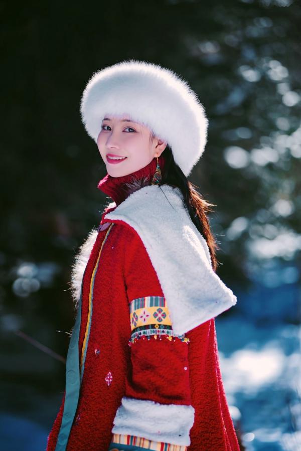 年年Nnian 年年  年年Nnian-吉祥雪兆丰年，户外雪地私房大片，红色民族风冬装尽显冷艳诱惑，纯欲气质与冰雪美景的绝妙碰撞第16张图片
