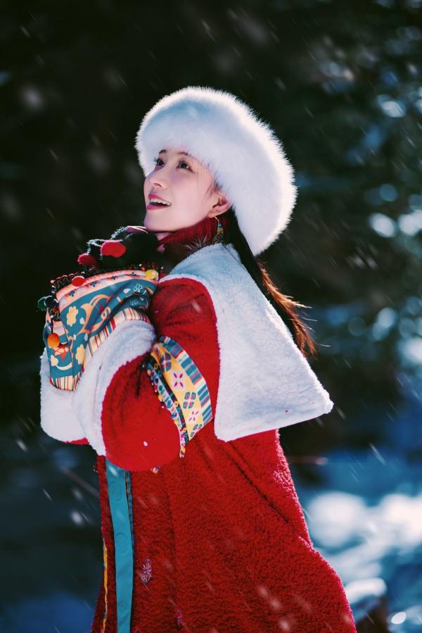 年年Nnian 年年  年年Nnian-吉祥雪兆丰年，户外雪地私房大片，红色民族风冬装尽显冷艳诱惑，纯欲气质与冰雪美景的绝妙碰撞第18张图片