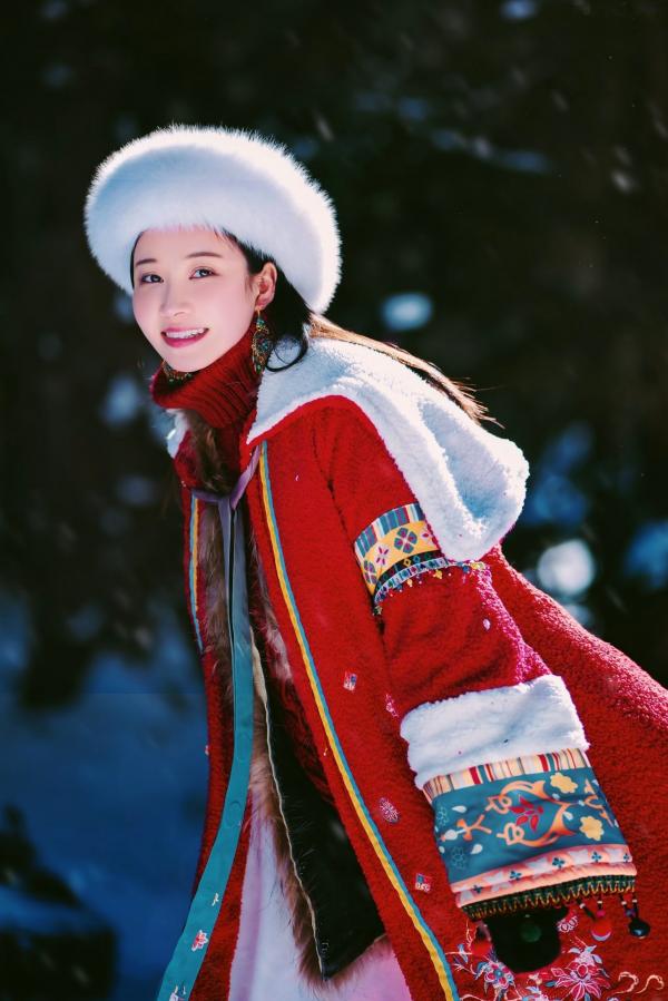 年年Nnian 年年  年年Nnian-吉祥雪兆丰年，户外雪地私房大片，红色民族风冬装尽显冷艳诱惑，纯欲气质与冰雪美景的绝妙碰撞第20张图片