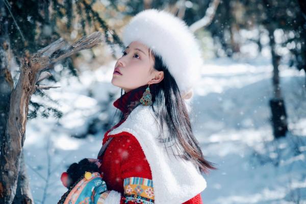年年Nnian 年年  年年Nnian-吉祥雪兆丰年，户外雪地私房大片，红色民族风冬装尽显冷艳诱惑，纯欲气质与冰雪美景的绝妙碰撞第27张图片