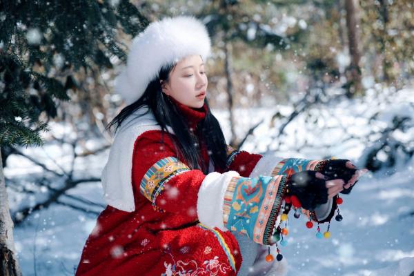 年年Nnian 年年  年年Nnian-吉祥雪兆丰年，户外雪地私房大片，红色民族风冬装尽显冷艳诱惑，纯欲气质与冰雪美景的绝妙碰撞第28张图片