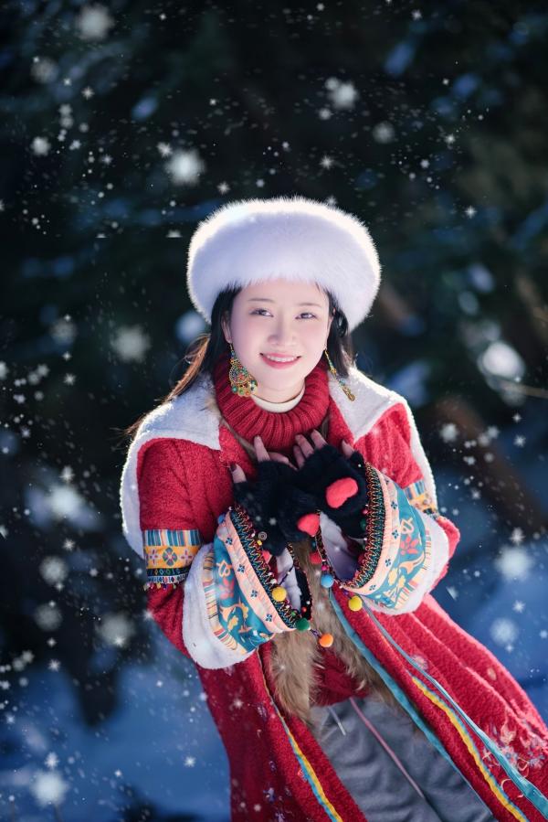 年年Nnian 年年  年年Nnian-吉祥雪兆丰年，户外雪地私房大片，红色民族风冬装尽显冷艳诱惑，纯欲气质与冰雪美景的绝妙碰撞第30张图片