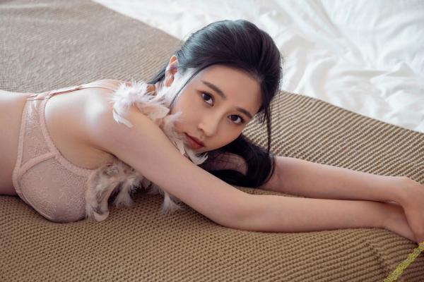 年年Nnian 年年  年年Nnian-维多利亚的秘密：极致诱惑粉色羽毛内衣私房写真，唯美海景酒店氛围感大片第8张图片